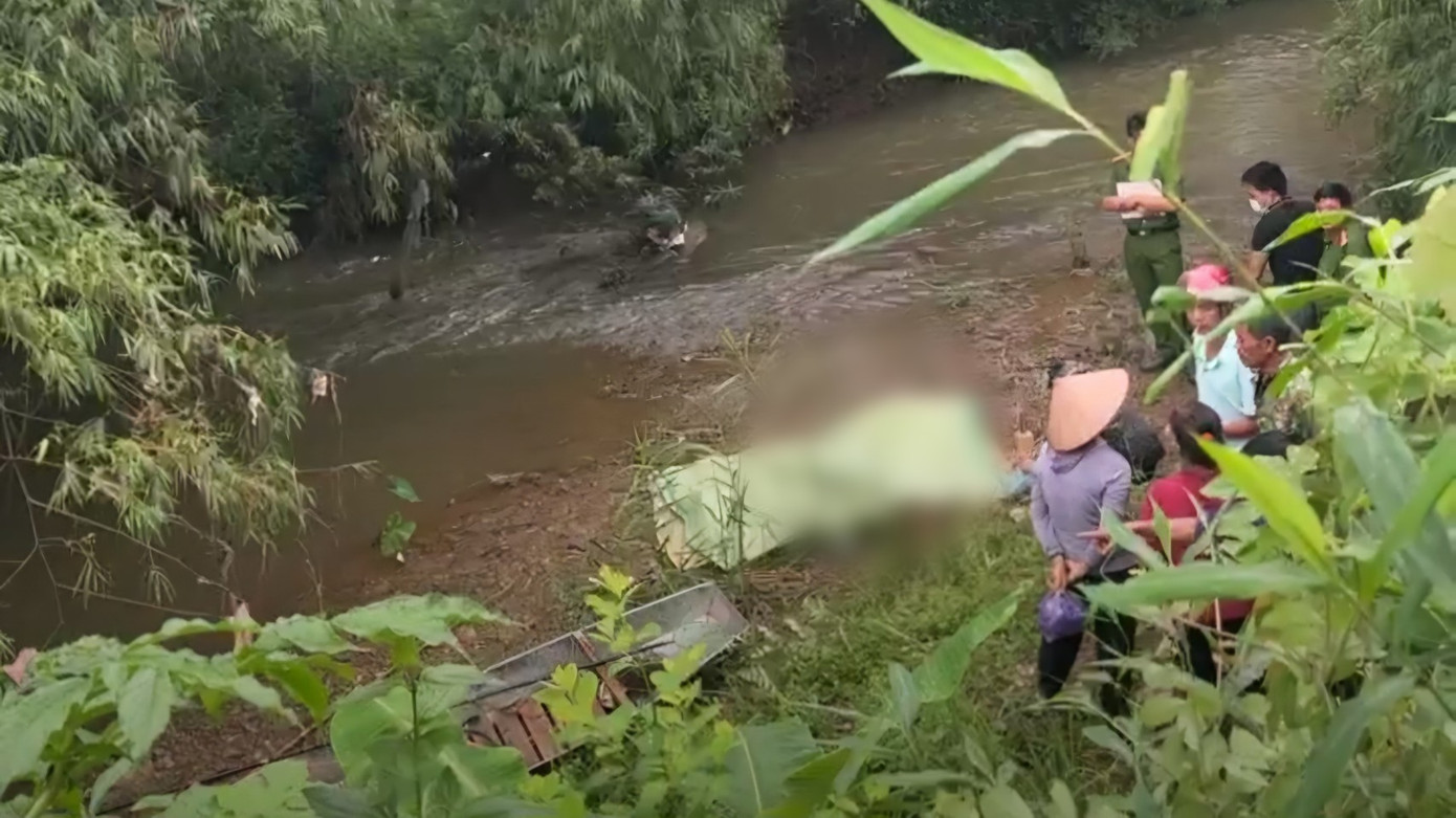 Hiện trường nam thanh niên tử vong bên bờ suối do dùng kích điện bắt cá. Hiện trường nam thanh niên tử vong bên bờ suối do dùng kích điện bắt cá.