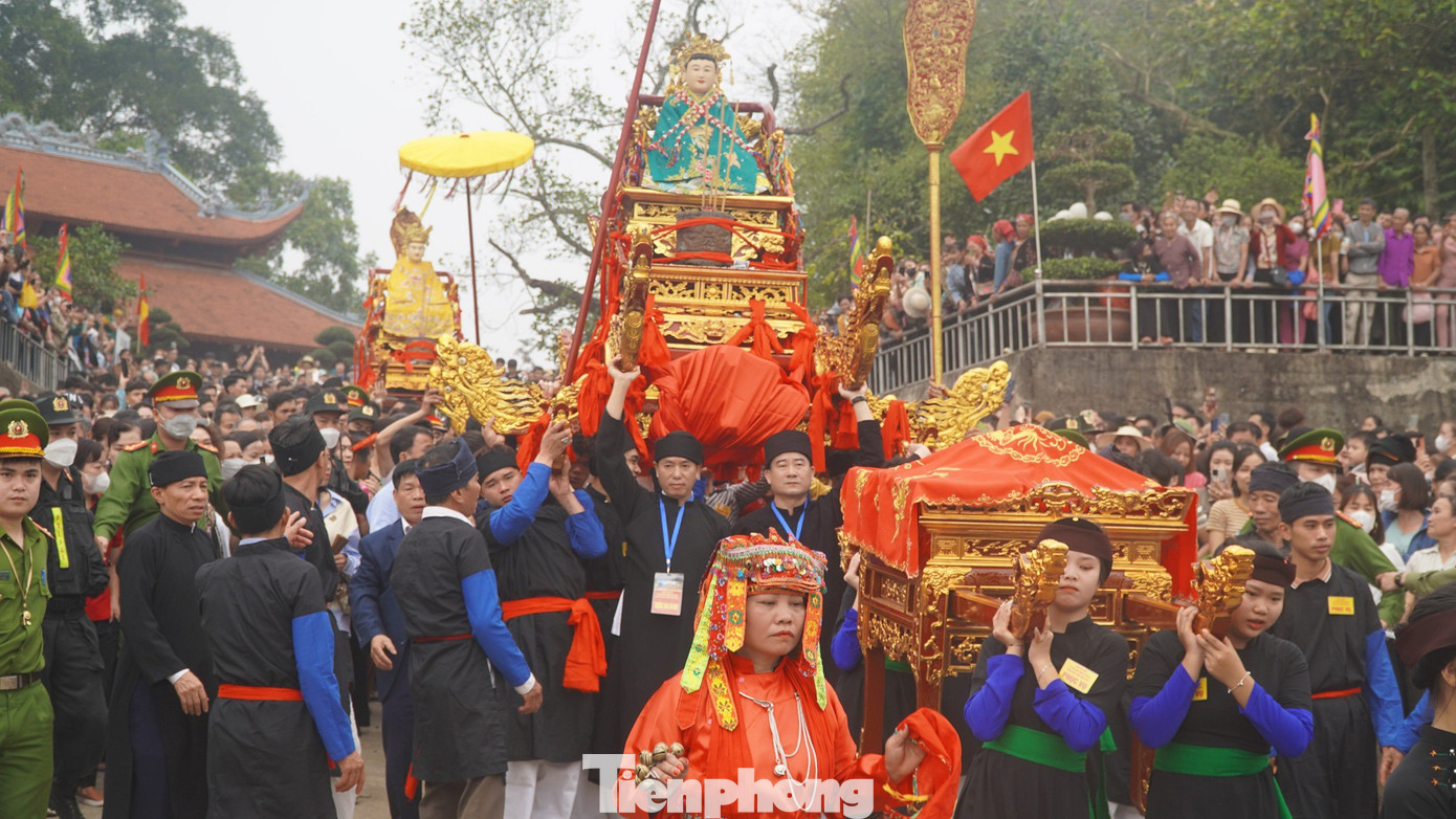Theo quan niệm của đồng bào Tày xã Đông Cuông và các vùng lân cận, nghi lễ rước Mẫu là hình thức tái hiện lễ cưới lại "của Mẫu với Đức Ông” mà hậu duệ họ Hà phải tổ chức.