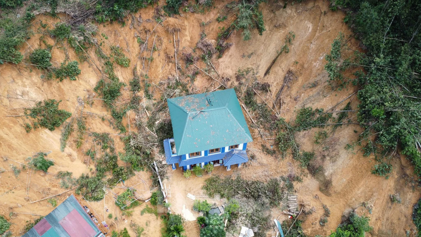 Anh Nguyễn Phúc Bình (ở tổ 5, phường Yên Ninh) cho biết, nhà vừa hết ngập thì bị sập do sạt. Cả gia đình giờ phải đi ở nhờ, không biết bao giờ mới có tiền để xây dựng nhà mới, cũng không dám về nhà cũ vì nỗi lo sạt taluy vẫn hiện hữu.