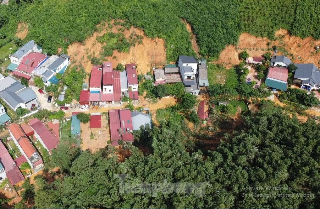 Anh Nguyễn Phúc Bình (ở tổ 5, phường Yên Ninh) cho biết, nhà vừa hết ngập thì bị sập do sạt. Cả gia đình giờ phải đi ở nhờ, không biết bao giờ mới có tiền để xây dựng nhà mới, cũng không dám về nhà cũ vì nỗi lo sạt taluy vẫn hiện hữu.