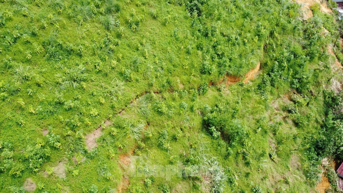 Bà Hà Thị Hương (ở tổ 5, phường Yên Ninh) cho biết: Ngày 12/9, nước rút, bà con về nhà dọn dẹp nhà cửa phát hiện nhiều vết nứt sâu trên đồi phía sau nhà. Mấy ngày qua, các vị trí này sạt lở liên tục, người dân phải bỏ lại đồ đạc, di dời để đảm bảo an toàn.