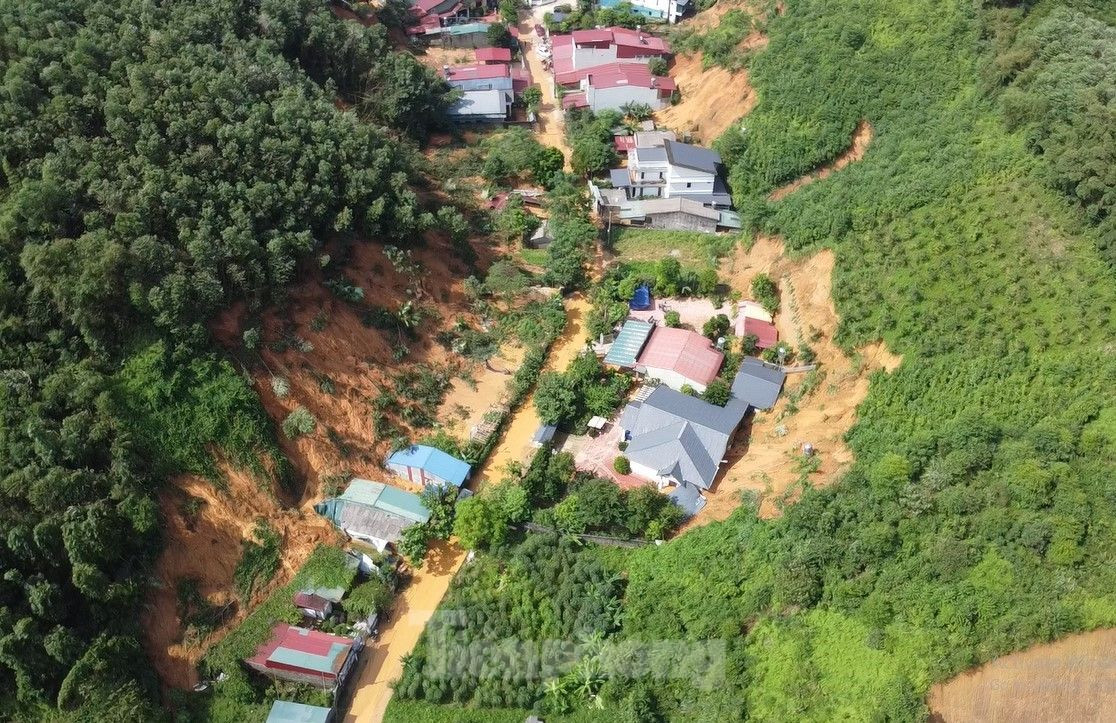 Tại khu vực tổ 5, phường Yên Ninh, thành phố Yên Bái, đây là hiện trường 2 quả đồi đang sạt lở nghiêm trọng, gây sập nhà, đe dọa tính mạng của hơn 50 hộ dân.