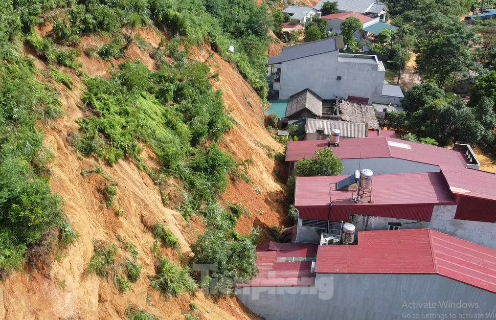 Bà Hà Thị Hương (ở tổ 5, phường Yên Ninh) cho biết: Ngày 12/9, nước rút, bà con về nhà dọn dẹp nhà cửa phát hiện nhiều vết nứt sâu trên đồi phía sau nhà. Mấy ngày qua, các vị trí này sạt lở liên tục, người dân phải bỏ lại đồ đạc, di dời để đảm bảo an toàn.