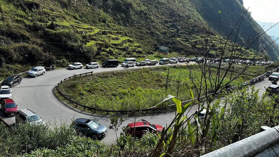 Tình trạng tắc đường cũng thường xảy ra tại các cung đường Mã Pì Lèng hay khu vực cột cờ Lũng Cú.