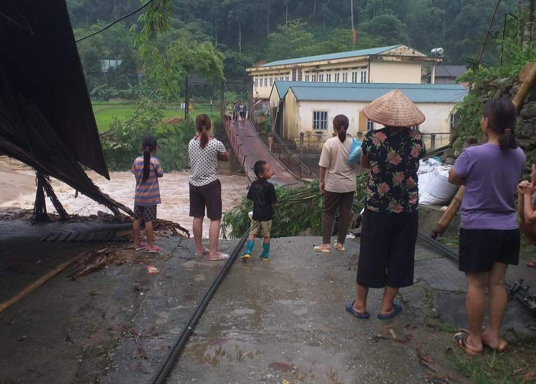 Một trụ cầu treo tại xã Thượng Sơn, huyện Vị Xuyên bị đổ.