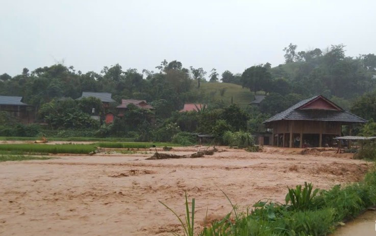 Theo thông tin ban đầu tại huyện Vân Hồ, mưa lớn khiến nhiều nhà ở và diện tích sản xuất của người dân ở các bản: Nậm Dên, Nà Sàng của xã Chiềng Xuân bị ngập; một số hộ dân tại bản Nà Hiềng, xã Xuân Nha bị sạt lở đất đá vào nhà.