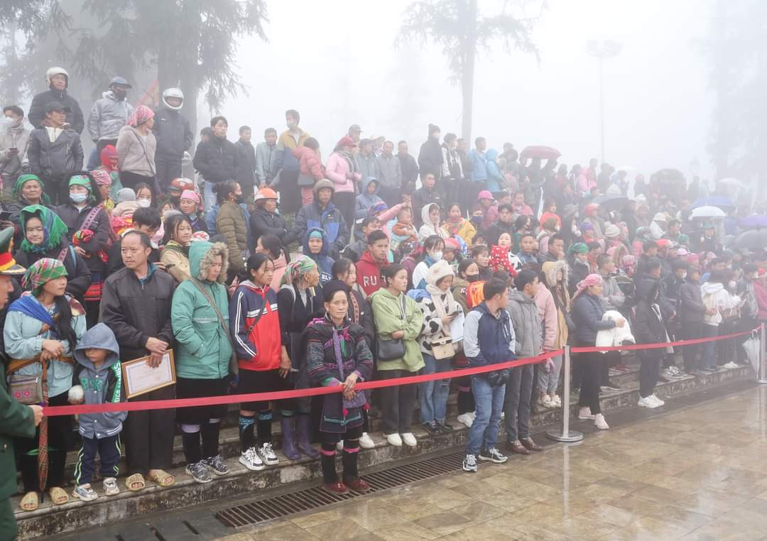 Dù mưa rét cùng sương mù dày đặc, nhưng ngay từ sáng sớm, đông đảo người dân và người thân đã có mặt tại khu vực sân quần thị xã Sa Pa để động viên, tiễn con em mình lên đường nhập ngũ.