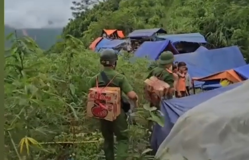 Hơn 70 người của 17 hộ dân đã lên rừng lánh nạn khi thấy nguy cơ sạt lở tại khu vực mình sinh sống. Hơn 70 người của 17 hộ dân đã lên rừng lánh nạn khi thấy nguy cơ sạt lở tại khu vực mình sinh sống.