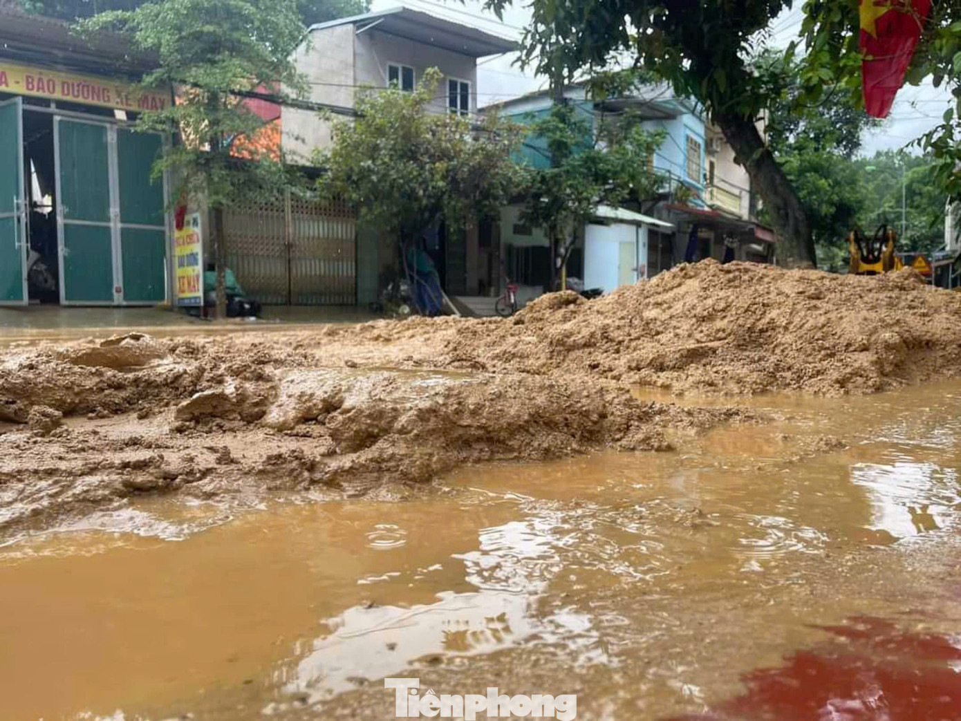 Ngay sau khi thiên tai xảy ra, các địa phương đã huy động lực lượng tại chỗ di chuyển người và tài sản đến nơi an toàn, cảnh báo các khu vực nguy hiểm, hướng dẫn điều tiết giao thông…