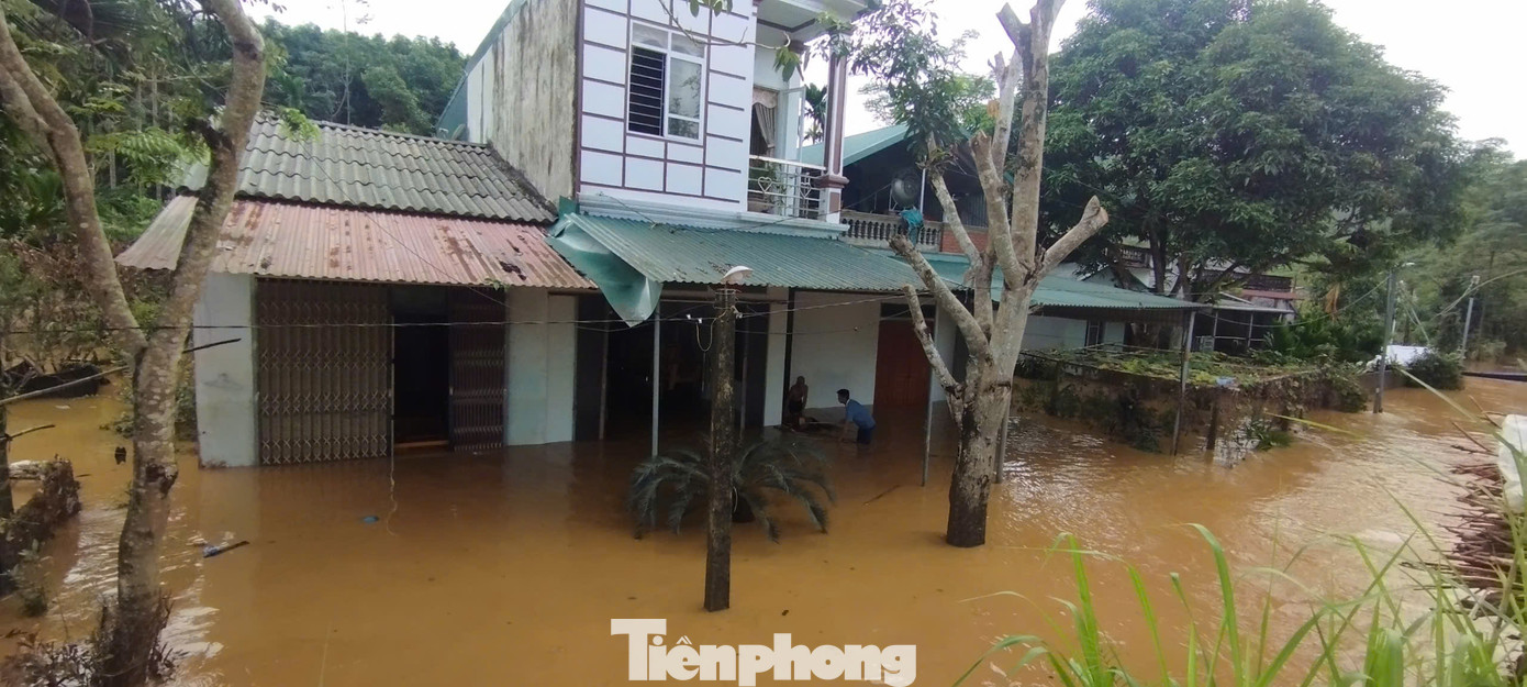 Tại thành phố Yên Bái, các tuyến đường như Lê Văn Tám, Hoàng Hoa Thám, Ngô Sỹ Liên và một số khu vực trũng thấp cũng bị ngập úng cục bộ kéo dài.
