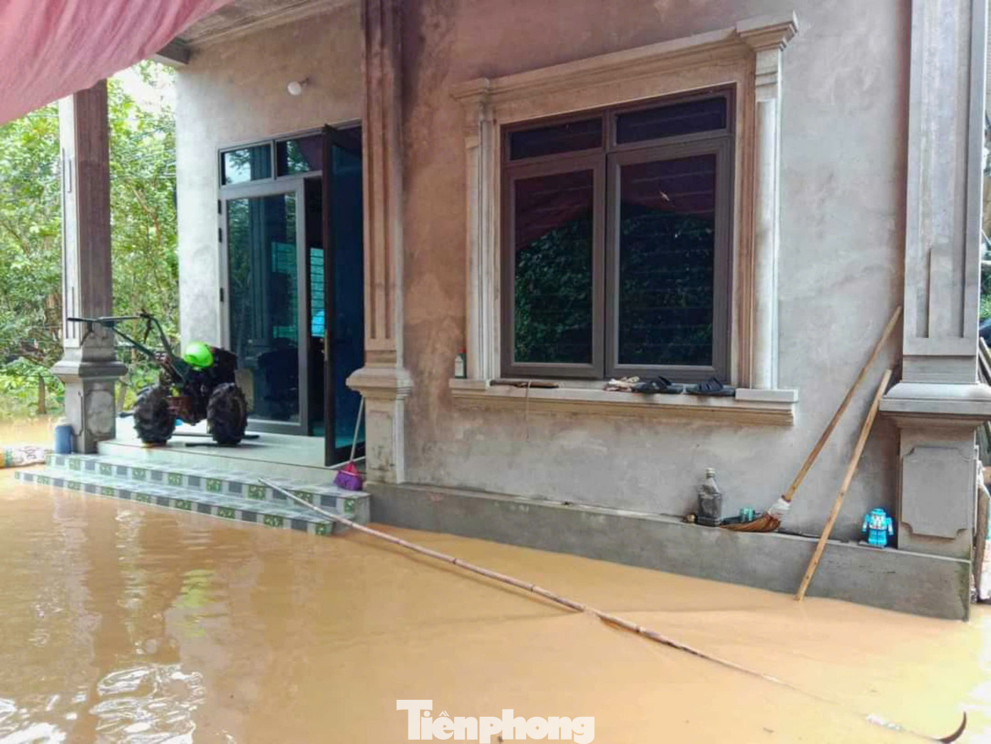 Ông Trần Ngọc Lâm, Chủ tịch UBND phường Minh Tân, thành phố Yên Bái - nơi còn gần 70 hộ dân nguy cơ cao bị sạt lở cho biết, địa phương đã thực hiện cảnh báo đến nhân dân ở các khu vực nguy cơ sạt lở cao và yêu cầu tuyệt đối không trở về nhà khi chưa bảo đảm an toàn. Đồng thời, phường cũng đã ra văn bản cảnh báo nguy cơ sạt lở và ngập úng cục bộ để người dân chủ động phòng tránh, phân công nhiệm vụ trực ban 24/24h để đảm bảo thông tin liên lạc kịp thời và xử lý kịp thời khi có các tình huống phát sinh.