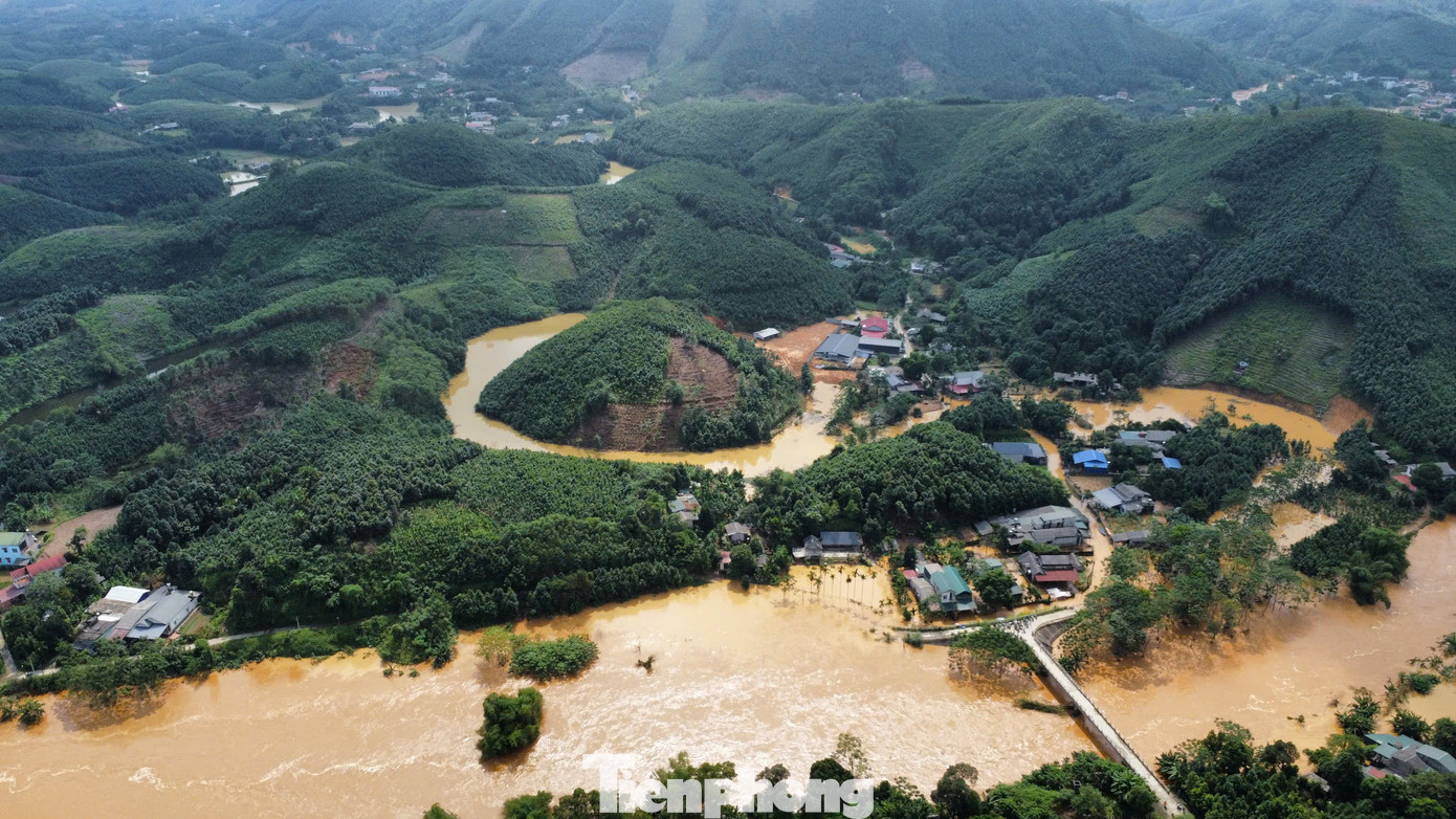Mưa lớn cũng làm một số tuyến đường tại các xã Y Can, Kiên Thành, Việt Hồng, Việt Cường, Hồng Ca của huyện Trấn Yên bị ngập, gây ách tắc cục bộ.