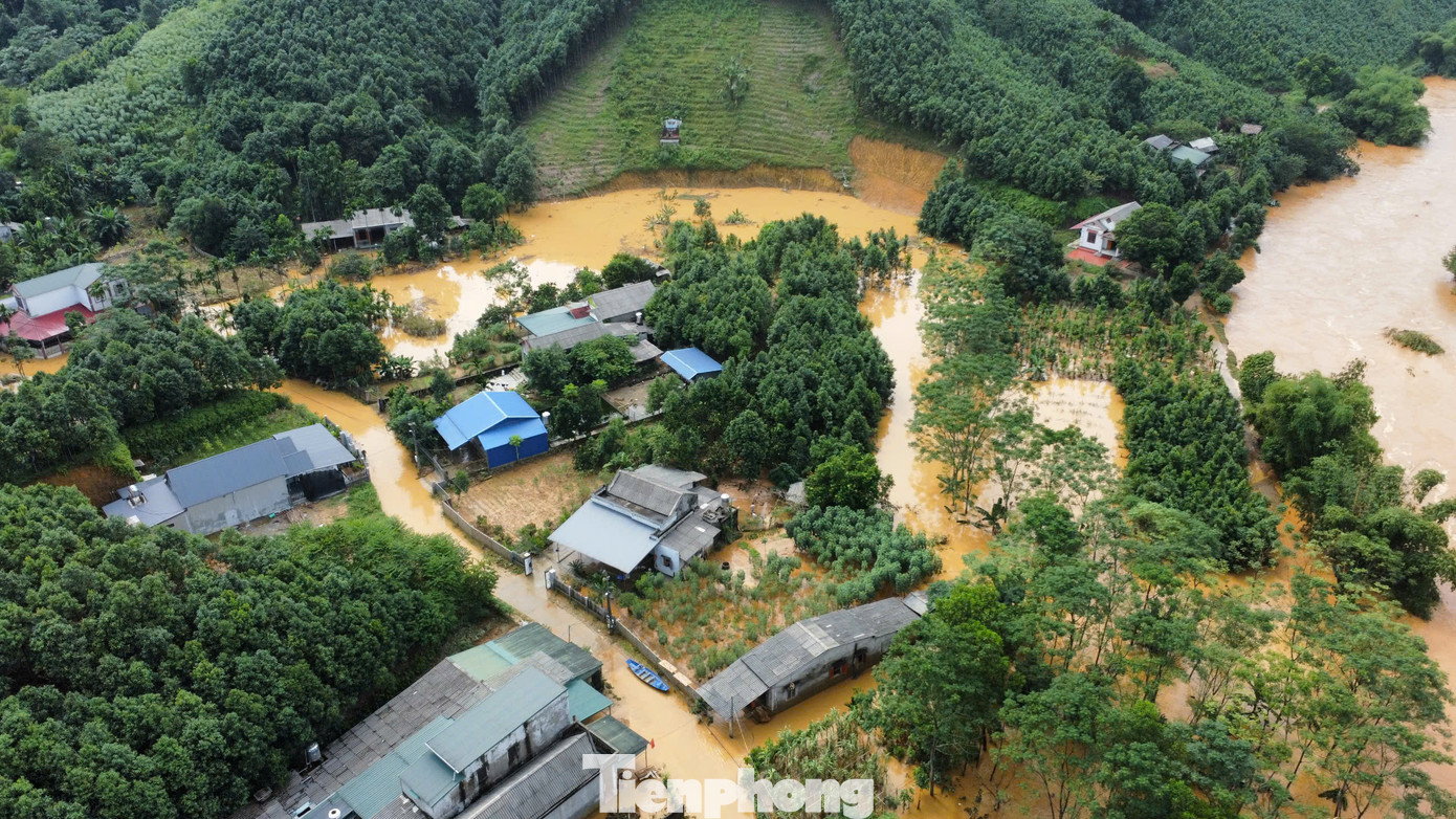 Sáng 16/10, lượng mưa tại xã Lương Thịnh đạt 208mm, xã Việt Cường, huyện Trấn Yên đạt 199 mm, dẫn tới nước ngập, nhiều điểm giao thông đứt, gãy do sạt lở.