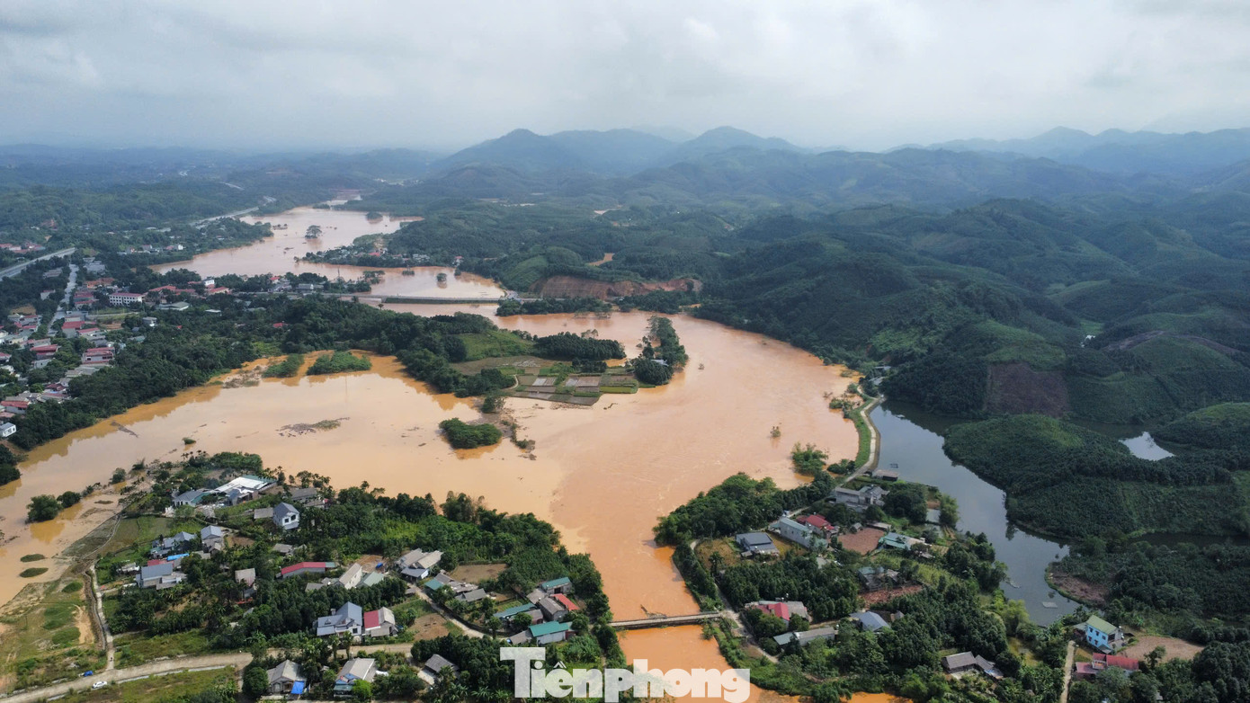 Từ đêm 15/10 đến sáng 16/10, nhiều nơi ở Yên Bái có mưa vừa, có lúc mưa to. Nhiều nơi đối diện nguy cơ sạt lở đất như thành phố Yên Bái và các huyện Trấn Yên, Yên Bình, Văn Yên.