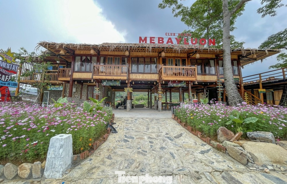 Ngôi nhà sàn xây trái phép trên đất nông nghiệp. Ngôi nhà sàn xây trái phép trên đất nông nghiệp.