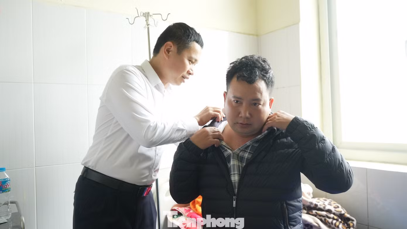 Phó Chủ tịch UBND thị xã Sa Pa Cao Bá Quý (áo trắng) thăm, động viên anh Nguyễn Mạnh Trường. Phó Chủ tịch UBND thị xã Sa Pa Cao Bá Quý (áo trắng) thăm, động viên anh Nguyễn Mạnh Trường.