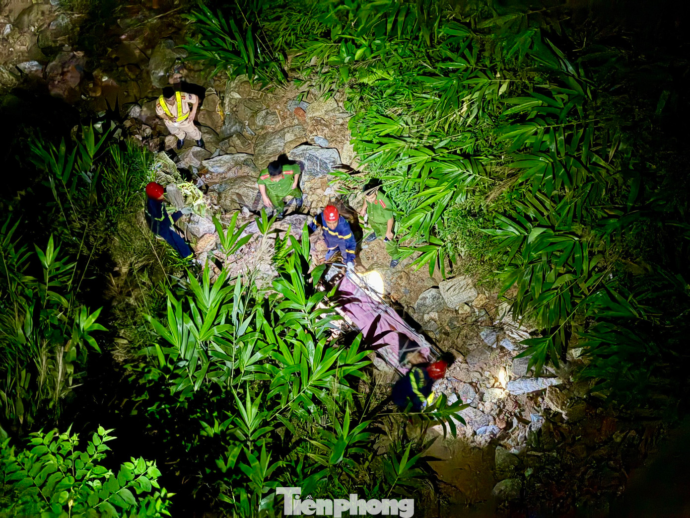 Các lực lượng chức năng tiến hành đưa người bị thương đi cấp cứu.