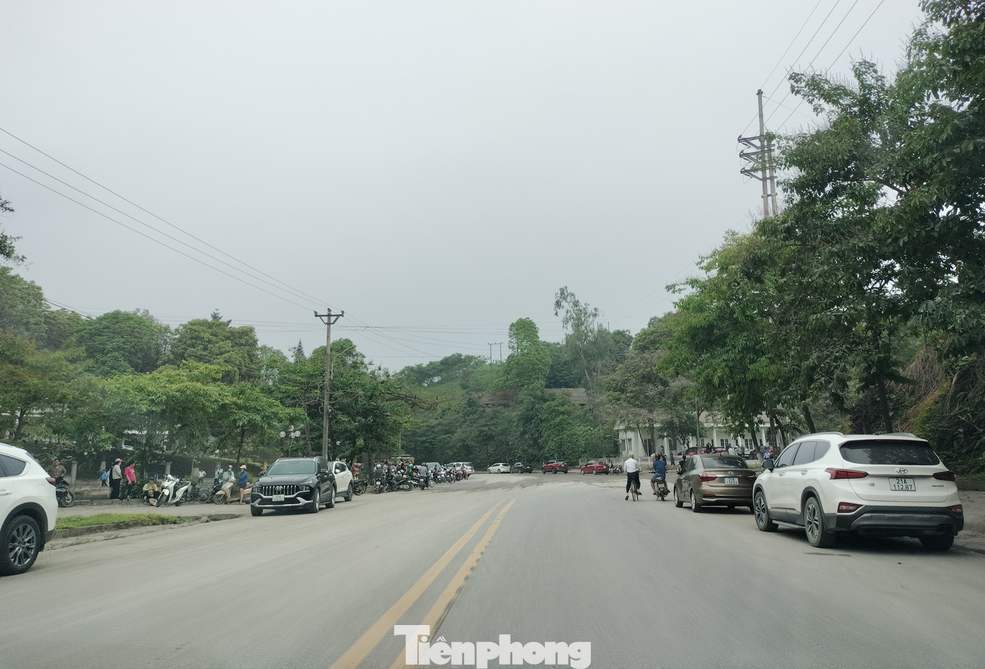 Người dân cùng thân nhân tập trung rất đông tại cửa vào trụ sở công ty.