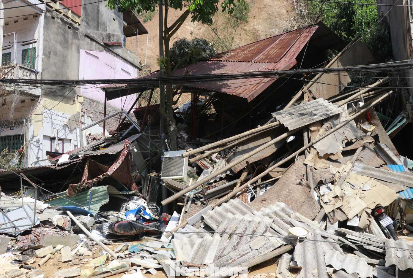 Chị Lê Thị Thu Hương, người dân ở phường Yên Ninh sống dưới vị trí sạt lở cho biết: "Giờ vị trí sạt lở cao khoảng 84m. Ngay từ hôm sạt lở đến nay vợ chồng phải đi ở nhờ người thân. Nay nắng ráo nên tranh thủ về rửa đồ đạc. Không biết bao giờ mới hết sạt lở để về".