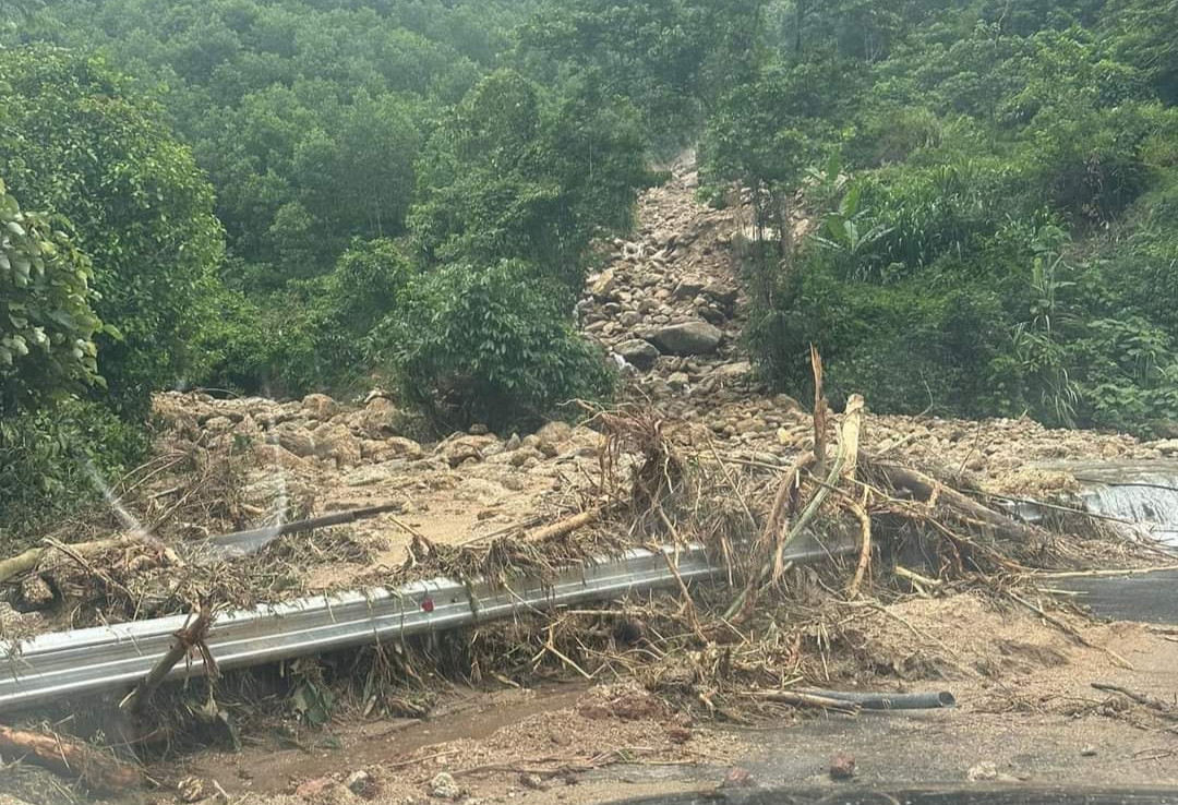 Một số tuyến Quốc lộ, tỉnh lộ trên địa bàn bị ách tắc.