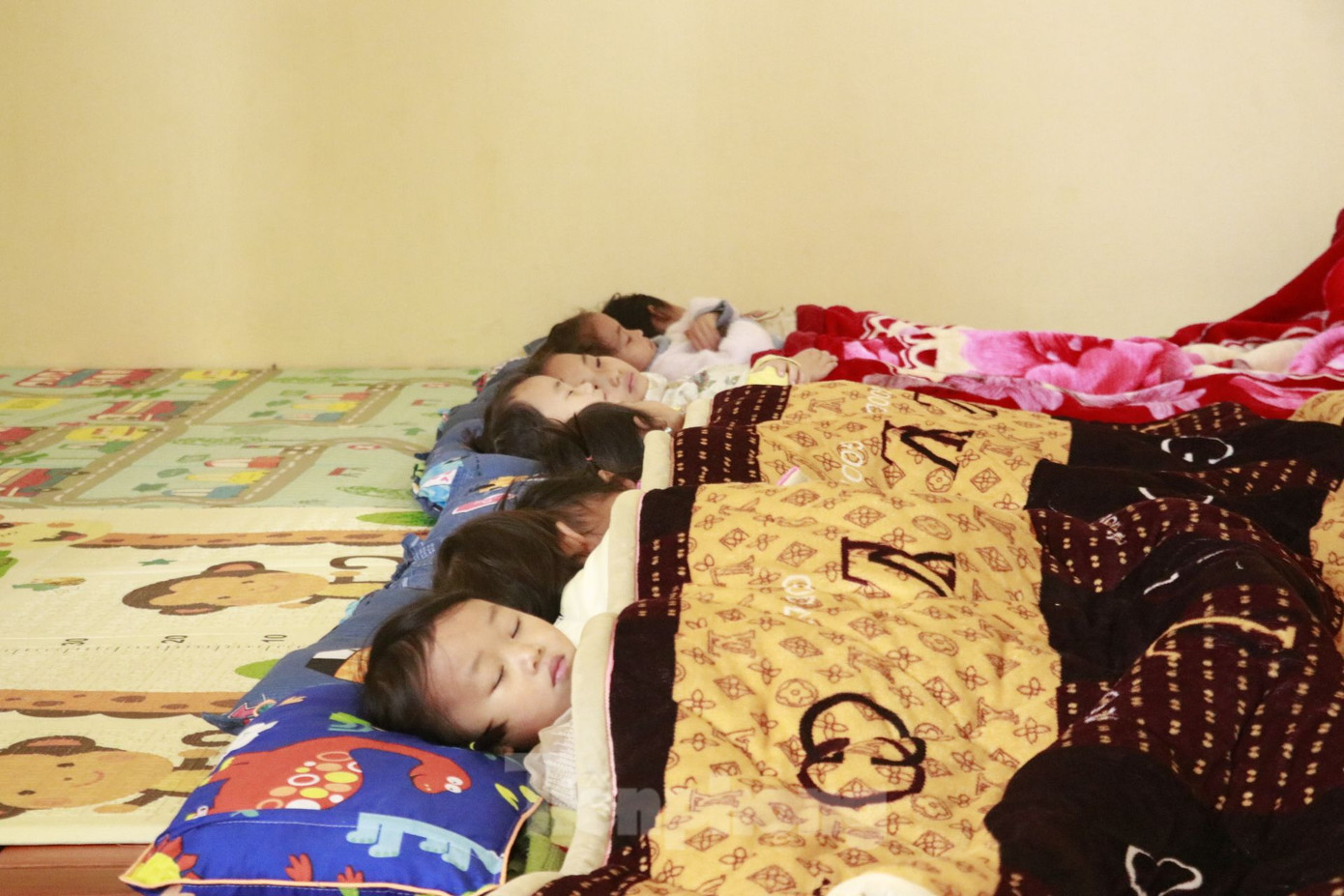 Đối với các em đi học bình thường luôn được nhà trường theo dõi sát sao, chuẩn bị đầy đủ thuốc, đồ dùng. Ngoài ra cũng dự trữ áo ấm để cho các em sử dụng.