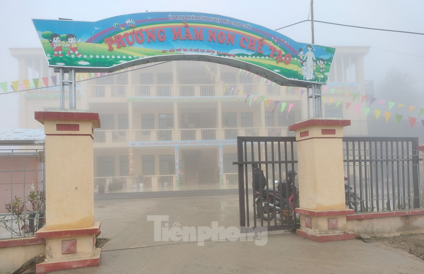 Nằm cách Trung tâm gần 60 km, xã Chế Tạo là xã đặc biệt khó khăn của huyện. Những ngày qua, nhiệt độ xuống thấp, các thầy, cô giáo phải tăng cường thêm chăn, đệm, quần áo ấm cho các em học sinh chống rét.