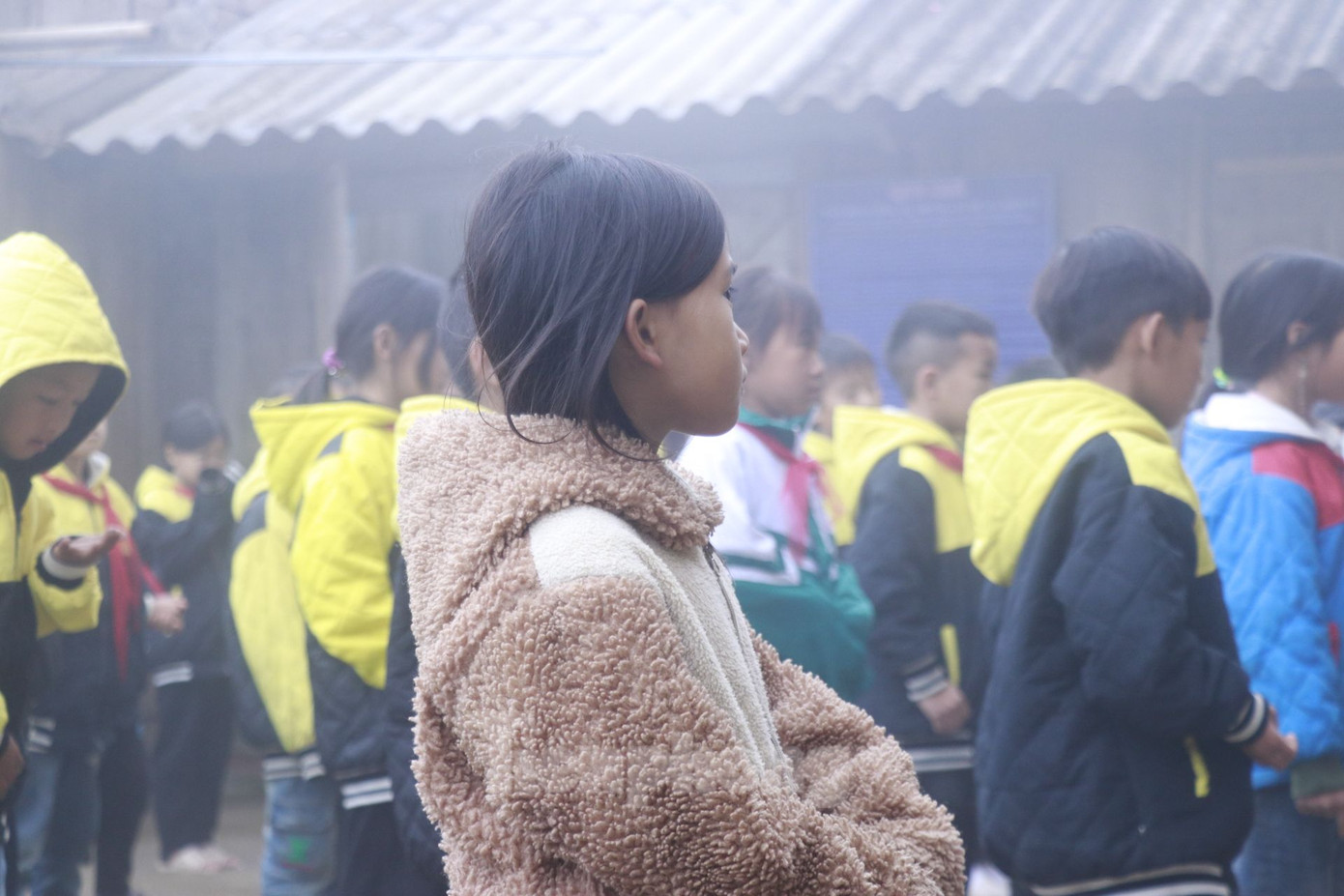 Cách đó không xa, tại Trường PTDTBT Tiểu học và Trung học cơ sở Chế Tạo, hơn 500 em học sinh khối Tiểu học và Trung học cơ sở được nhà Trường phát thêm các áo ấm để các em giữ nhiệt.