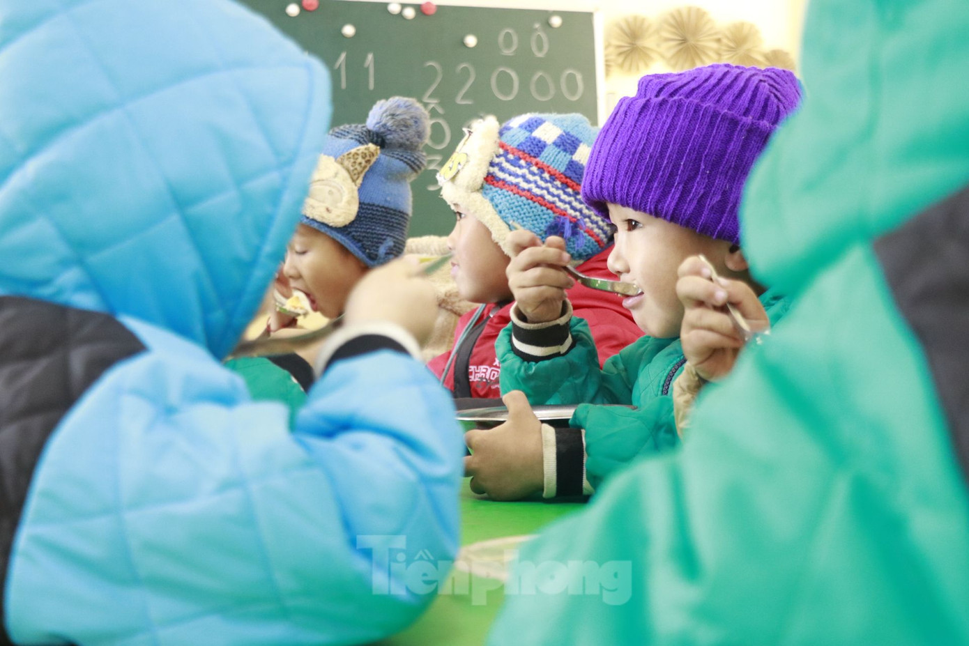 Đối với nhà trường, đơn vị tăng cường thêm chăn, đệm đảm bảo đủ ấm cho các cháu. Ngoài ra, khẩu phần ăn chuyển sang chế độ ăn các món canh nóng, đồ ăn nóng để giữ nhiệt.