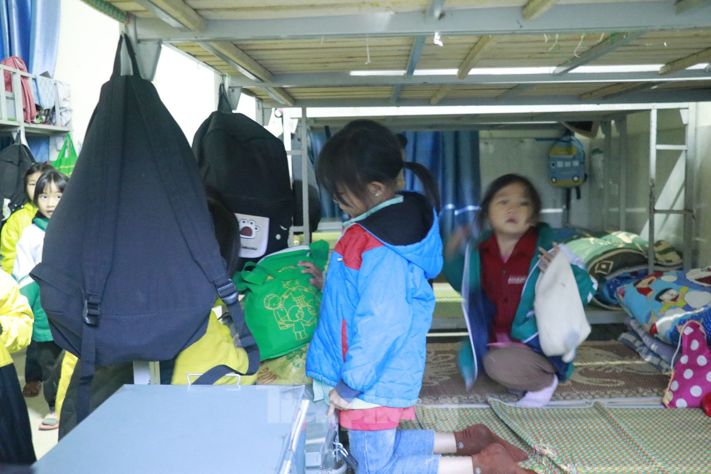 Ông Giàng A Thênh - Phó Chủ tịch UBND xã Chế Tạo chia sẻ, địa phương luôn quan tâm đến các chế độ của các em học sinh.