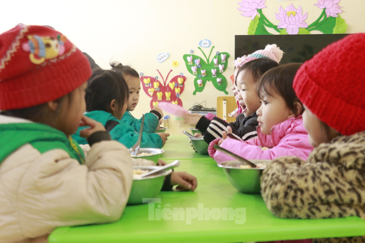 Đối với nhà trường, đơn vị tăng cường thêm chăn, đệm đảm bảo đủ ấm cho các cháu. Ngoài ra, khẩu phần ăn chuyển sang chế độ ăn các món canh nóng, đồ ăn nóng để giữ nhiệt.