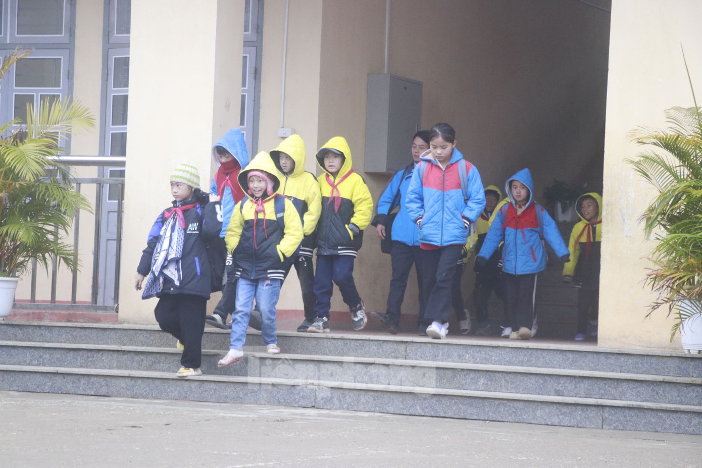 Trao đổi với Tiền Phong, ông Sùng A Hồng - Phó hiệu trưởng Trường PTDTBT Tiểu học và Trung học cơ sở Chế Tạo cho biết, nhà trường hạn chế các tiết học ngoài trời, sửa chữa lại các phòng, kiểm tra các cửa sổ bị hư hỏng để đảm bảo các em đủ điều kiện đi học bình thường.