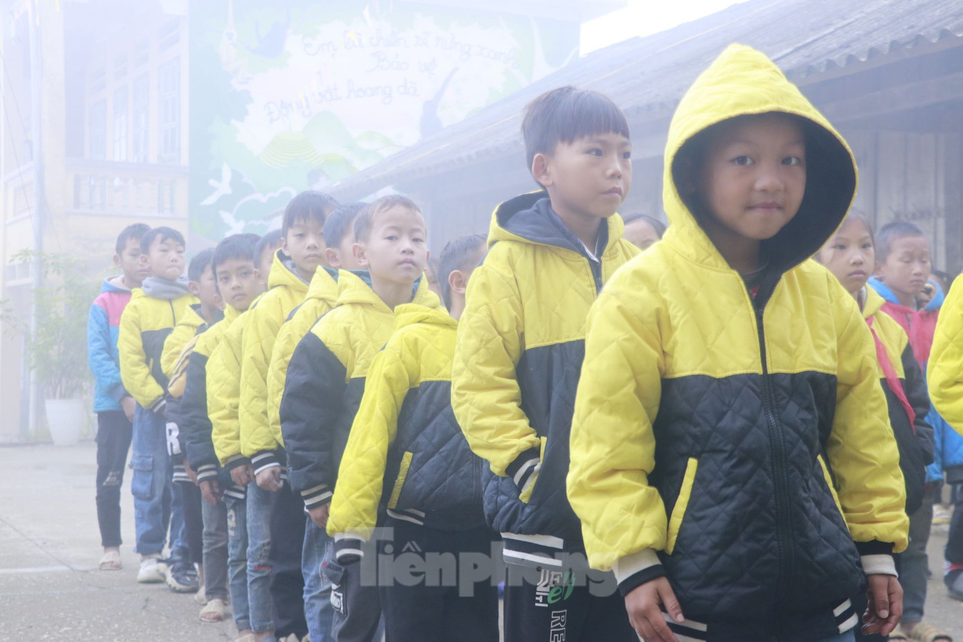 Cách đó không xa, tại Trường PTDTBT Tiểu học và Trung học cơ sở Chế Tạo, hơn 500 em học sinh khối Tiểu học và Trung học cơ sở được nhà Trường phát thêm các áo ấm để các em giữ nhiệt.
