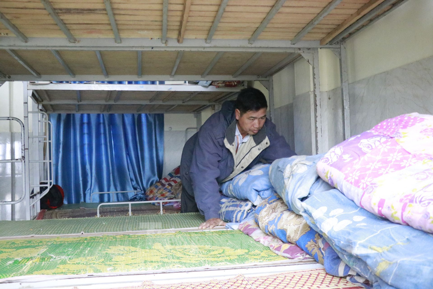 Ngoài ra, do phần lớn các em học sinh theo hệ bán trú, nhà trường bổ sung thêm chăn, đệm, áo khoác cho các em giữ nhiệt.