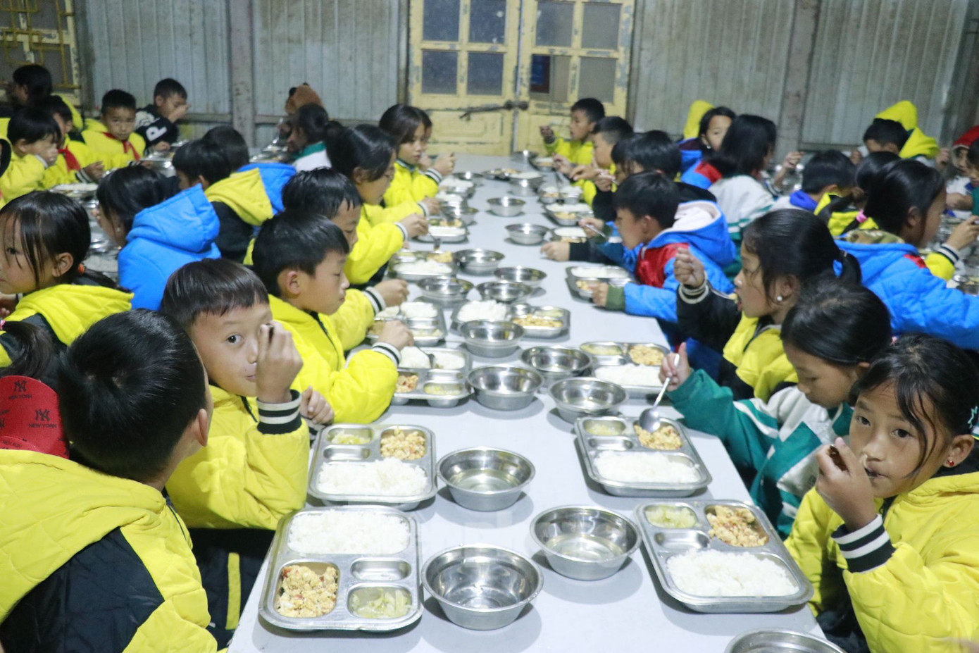 Ngoài ra, chủ động theo dõi tình hình thời tiết, chuẩn bị những phương án đảm bảo cho học sinh phòng chống rét tốt nhất.