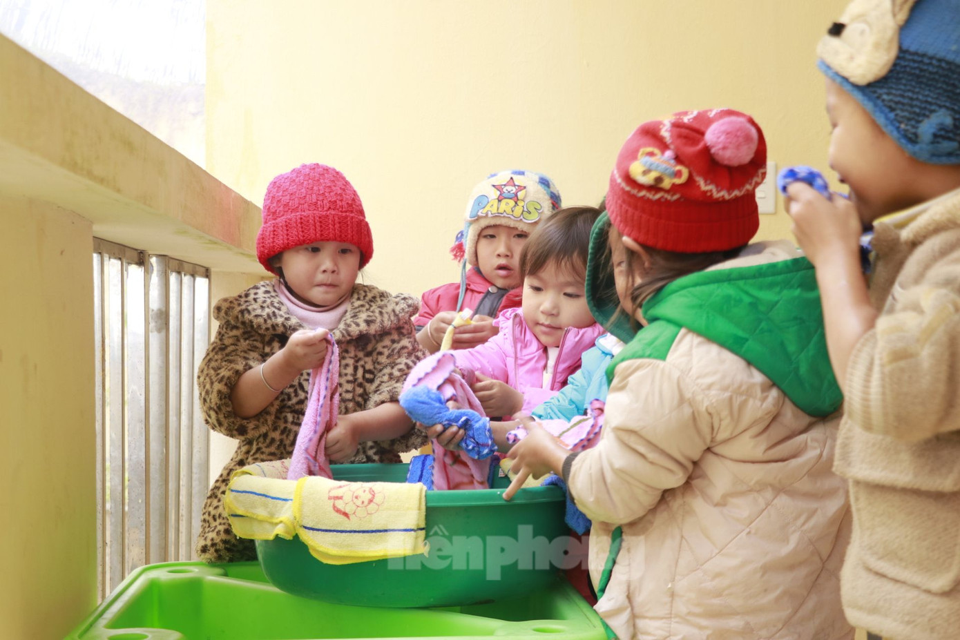 Các cháu mầm non 4-5 tuổi tại Trường Mầm non Chế Tạo được chuẩn bị thêm áo ấm, nước rửa mặt, rửa tay được đun sôi, để ấm cho các cháu vệ sinh cá nhân.