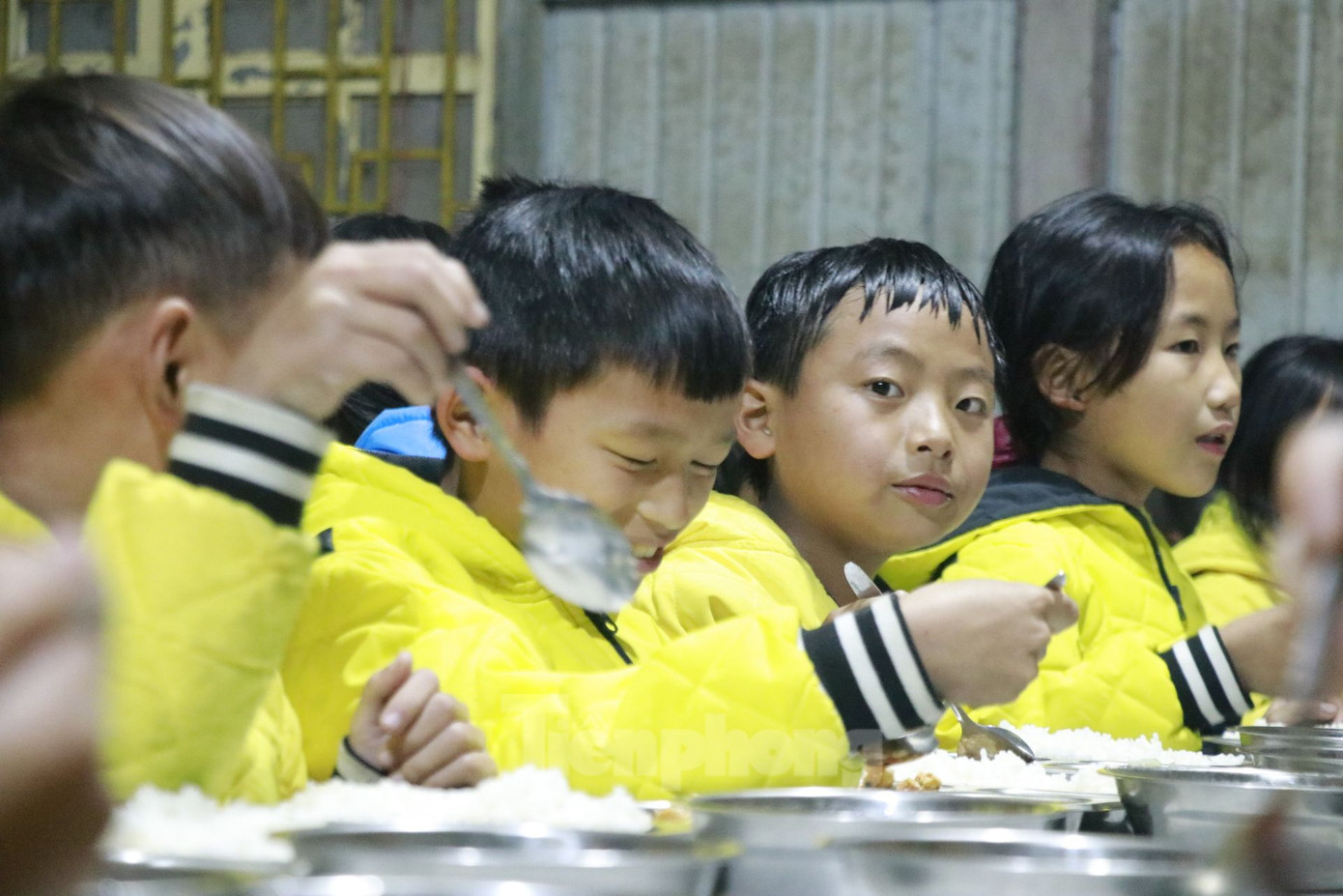 Ngoài ra, chủ động theo dõi tình hình thời tiết, chuẩn bị những phương án đảm bảo cho học sinh phòng chống rét tốt nhất.