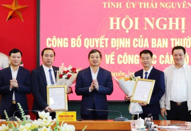 Lãnh đạo tỉnh Thái Nguyên chúc mừng hai đồng chí mới được bổ nhiệm. Ảnh Báo Thái Nguyên. Lãnh đạo tỉnh Thái Nguyên chúc mừng hai đồng chí mới được bổ nhiệm. Ảnh Báo Thái Nguyên.