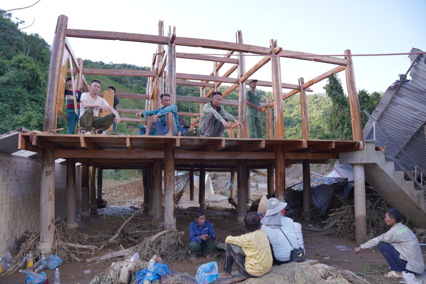 Đồng thời, triển khai công tác đảm bảo an toàn thực phẩm người dân khu vực vùng lũ. Động viên, chia sẻ những khó khăn để bà con sớm ổn định cuộc sống. Đồng thời, triển khai công tác đảm bảo an toàn thực phẩm người dân khu vực vùng lũ. Động viên, chia sẻ những khó khăn để bà con sớm ổn định cuộc sống.