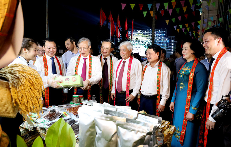Lãnh đạo Trung ương và lãnh đạo tỉnh Yên Bái thăm quan các gian hàng OCOP và Phòng truyền thống của huyện Yên Bình.