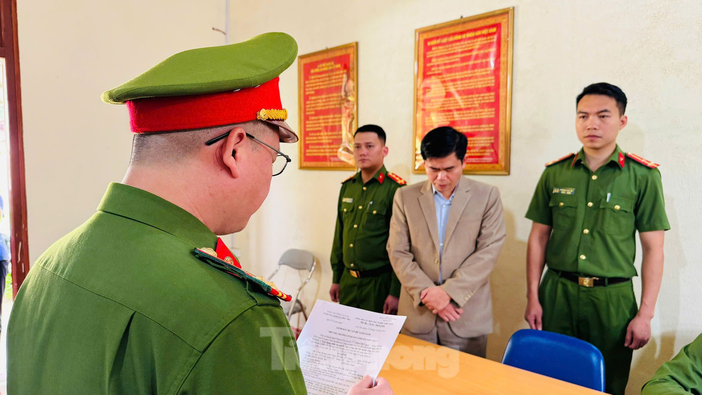 Bị can Trần Ngọc Hà (áo vest) bị bắt vì tội "Lợi dụng chức vụ, quyền hạn trong khi thi hành công vụ". Ảnh: Thanh Tuấn.