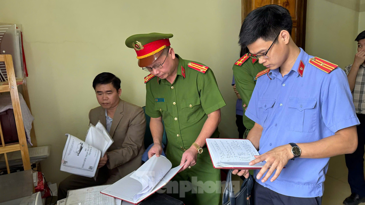 Cơ quan Công an tiến hành khám xét nơi ở của bị can Trần Ngọc Hà. Ảnh: Thanh Tuấn.