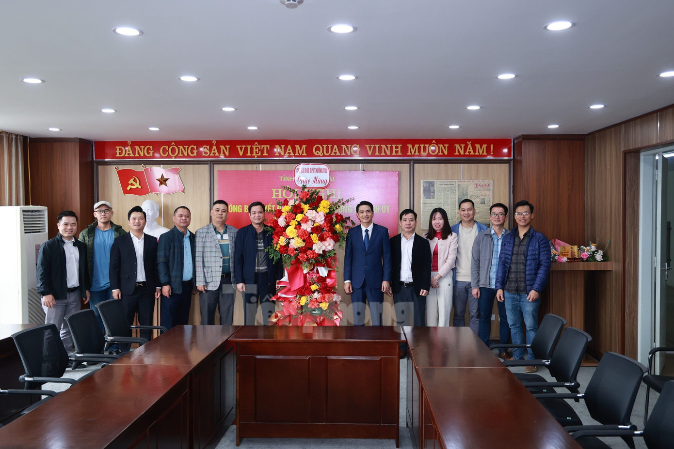 Chi bộ nhà báo thường trú tặng hoa chúc mừng Tổng biên tập Báo Lào Cai.