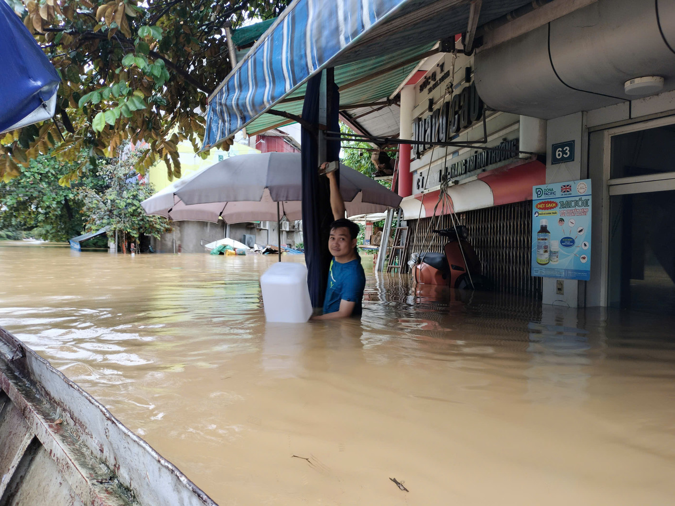 Hơn 50 diện tích thành phố Yên Bái chìm trong biển nước.