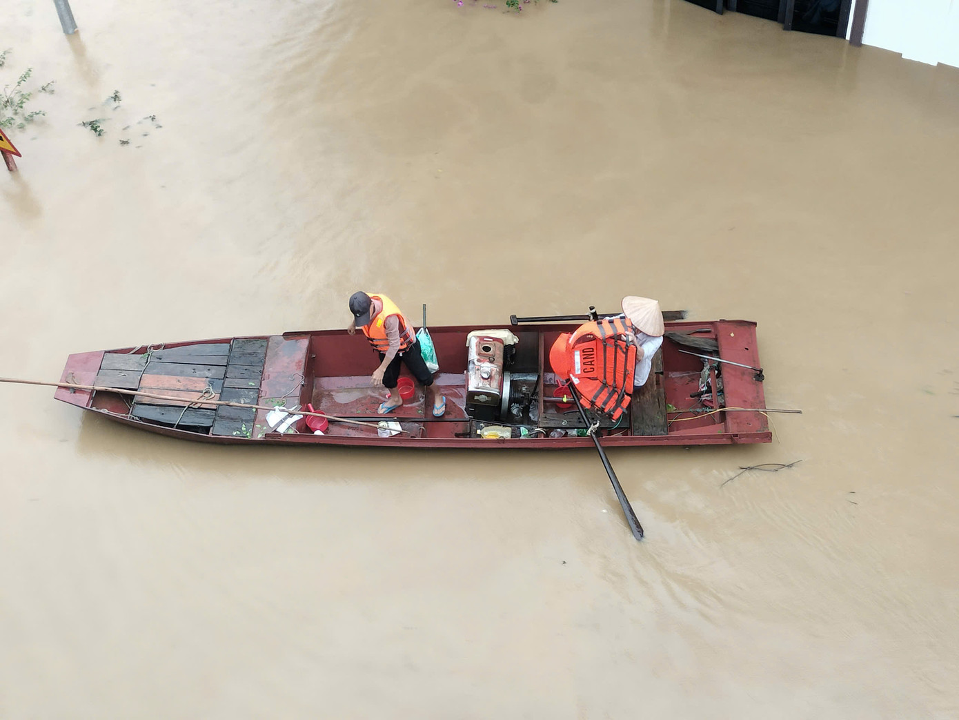 Mực nước dâng cao nhanh khiến nhiều nơi không kịp trở tay. Nhiều hộ gia đình bị mắc kẹt tại các điểm ngập úng, chưa thể di dời. Từ 22h tối 8/9 đến hiện tại, nhiều địa phương tại thành phố Yên Bái mất điện, mất sóng điện thoại, không có mạng di động. Dù đã tăng cường các xuồng, cano để giải cứu nhưng lực lượng hạn chế, mực nước sâu nhiều chỗ đến 6-7m, rất khó để tiếp cận. Mực nước dâng cao nhanh khiến nhiều nơi không kịp trở tay. Nhiều hộ gia đình bị mắc kẹt tại các điểm ngập úng, chưa thể di dời. Từ 22h tối 8/9 đến hiện tại, nhiều địa phương tại thành phố Yên Bái mất điện, mất sóng điện thoại, không có mạng di động. Dù đã tăng cường các xuồng, cano để giải cứu nhưng lực lượng hạn chế, mực nước sâu nhiều chỗ đến 6-7m, rất khó để tiếp cận.