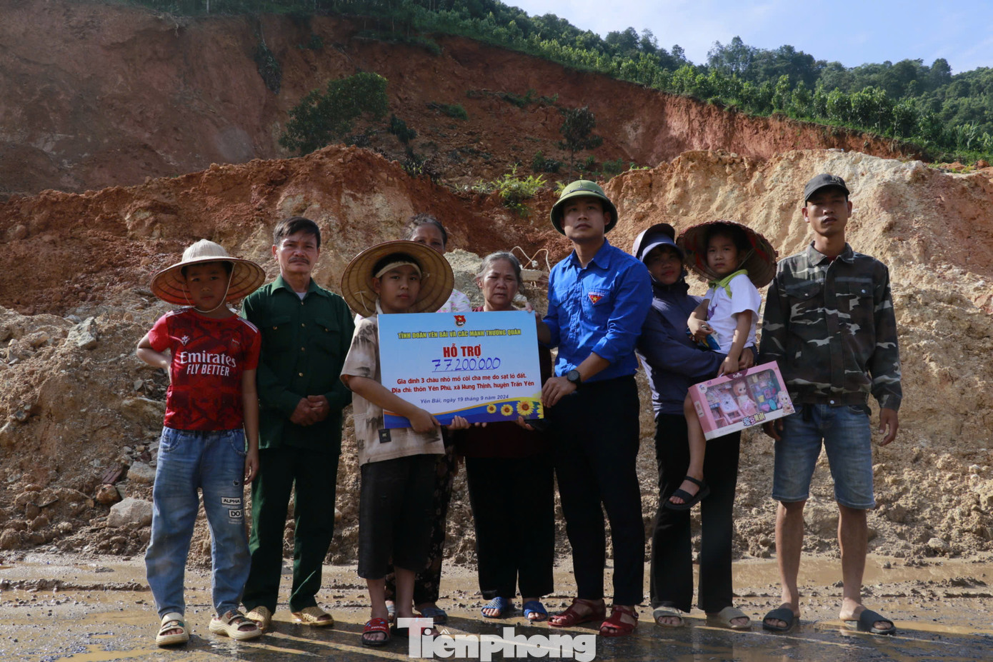 Song song với công tác khắc phục hậu quả mưa lũ, Tỉnh Đoàn Yên Bái trực tiếp đến thăm hỏi, động viên các gia đình bị thiệt hại về người do sạt lở đất trên địa bàn huyện.