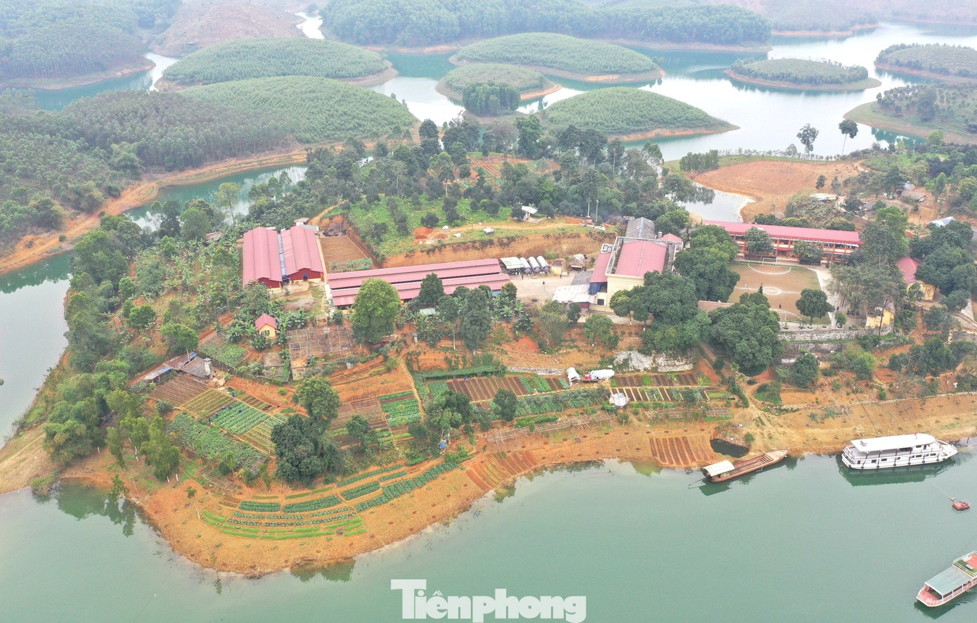 Trong lòng hồ thủy điện Thác Bà ở Yên Bái có một trung tâm cai nghiện đặc biệt tồn tại hơn hai thập kỷ nay. Điều đặc biệt là cơ sở này không tường rào, không dây thép gai. Cơ sở cai nghiện ma túy được chia thành 3 khu: Khu Hành chính nằm trên đất liền, Khu A và Khu B nằm ngoài đảo nhằm tạo điều kiện thuận lợi để phân loại học viên cai nghiện theo 5 giai đoạn điều trị.