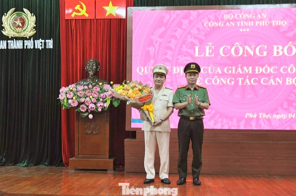 Giám đốc Công an tỉnh Phú Thọ trao quyết định điều động, bổ nhiệm Trưởng Phòng An ninh kinh tế cho Thượng tá Hà Việt Thanh. Ảnh: CACC.