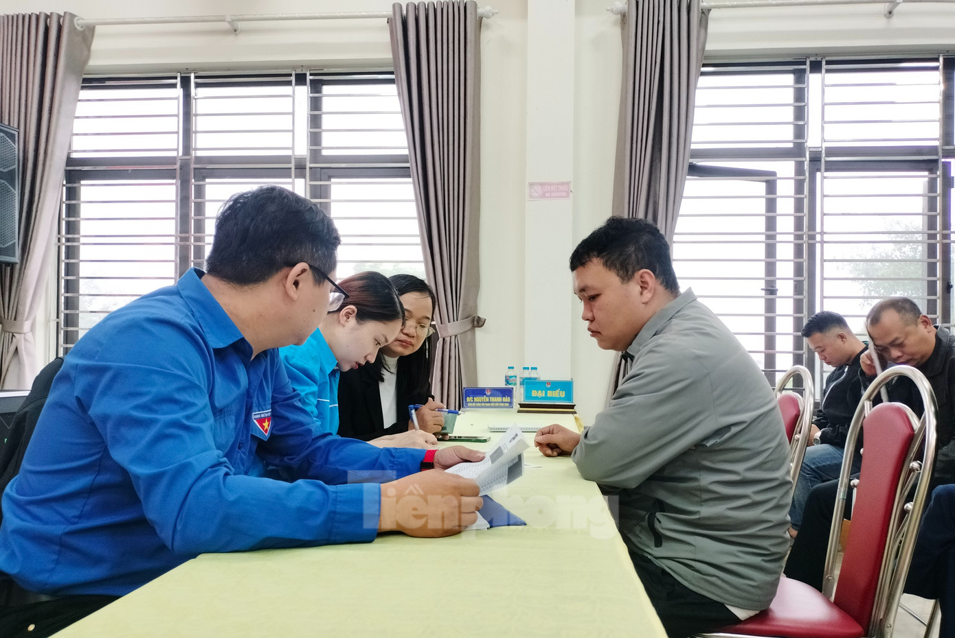 Ban tổ chức trao 200 suất quà bằng tiền mặt, mỗi suất 5 triệu đồng. Ban tổ chức trao 200 suất quà bằng tiền mặt, mỗi suất 5 triệu đồng.