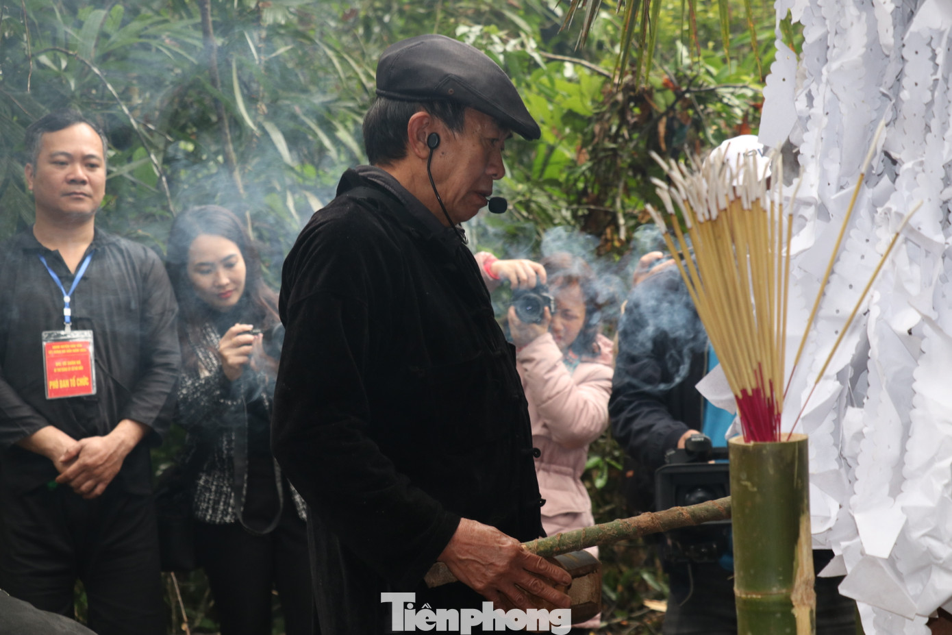 Ông Sà cho biết thêm, trong thời gian cúng rừng, các thôn bản đều cấm rừng 3 ngày để tạ ơn thần Rừng. Trong ba ngày này, mọi người tuyệt đối thực hiện các điều kiêng kỵ đã được quy định theo luật tục đó là không đi vào rừng chặt cây xanh, không đem lá xanh từ rừng về nhà, không đào củ, bẻ măng, không đào đất, không thả rông gia súc, không phơi quần áo ngoài trời, không xay ngô, giã gạo…