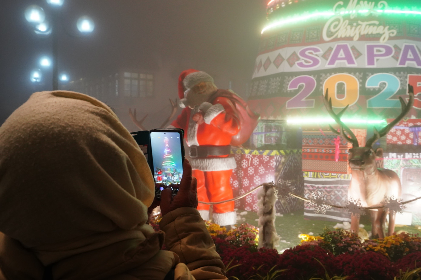 Tuy nhiên, rất đông du khách thập phương cùng người dân tập trung tại trung tâm thị xã Sa Pa, nơi diễn ra các hoạt động chào đón năm mới 2025. Tuy nhiên, rất đông du khách thập phương cùng người dân tập trung tại trung tâm thị xã Sa Pa, nơi diễn ra các hoạt động chào đón năm mới 2025.